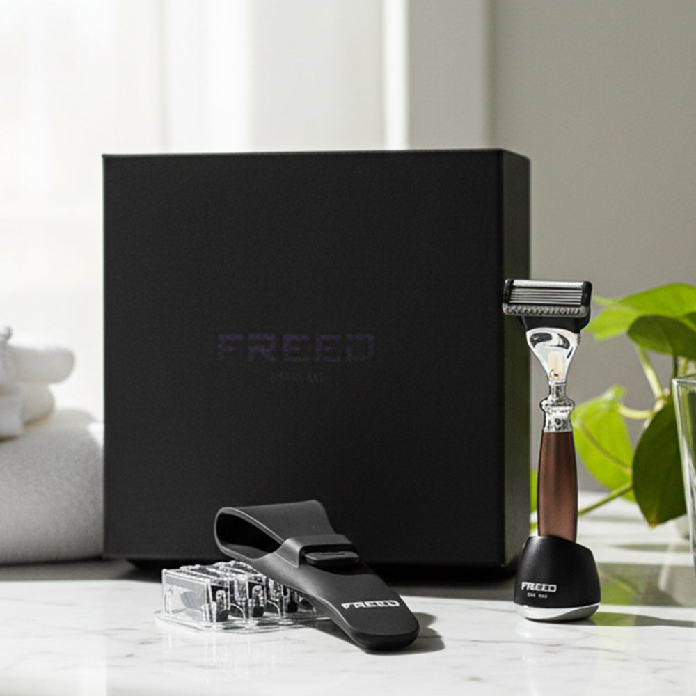 黑色禮盒馬鞍棕刮鬍刀，FREED 客製化刻字。