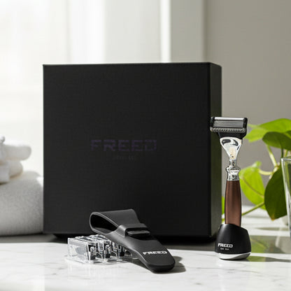 黑色禮盒馬鞍棕刮鬍刀，FREED 客製化刻字。