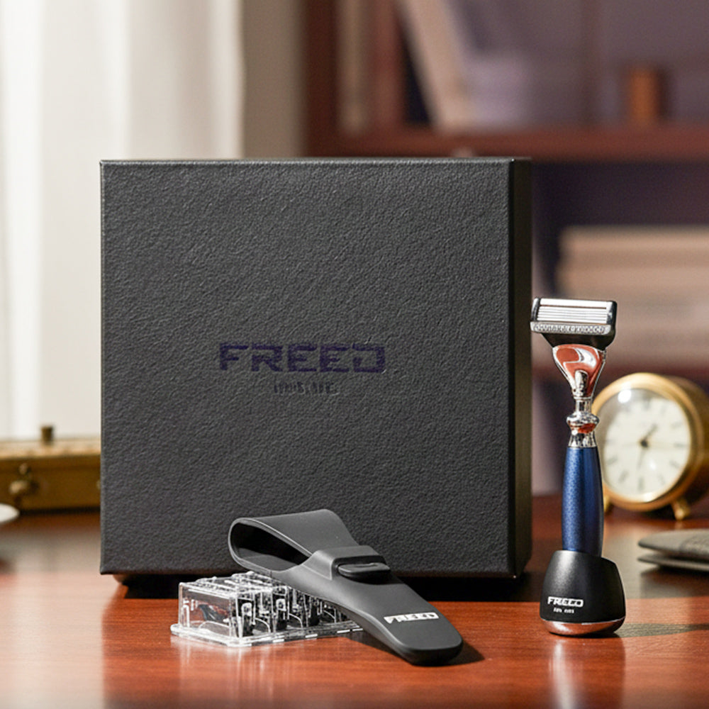 尊爵藍刮鬍刀禮盒，含刀架與收納。FREED 客製化刻字。