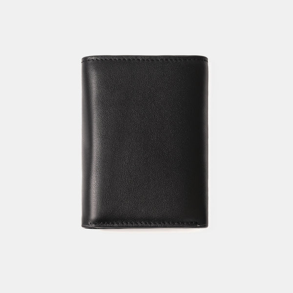 黑色極潤納帕真皮三折短夾，正面特寫。FREED 客製化刻字。