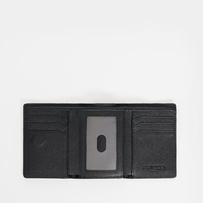 經典Epsom粒面真皮短夾，黑色，展開內側視角。FREED客製化刻字。