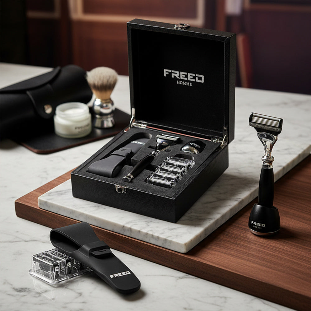 尊爵黑禮盒內含刮鬍刀與配件，FREED客製化刻字。