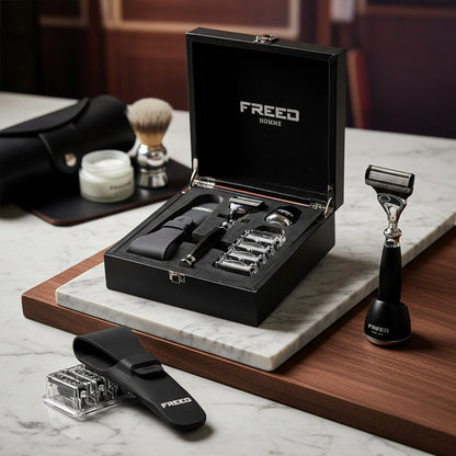 尊爵黑禮盒內含刮鬍刀與配件，FREED客製化刻字。