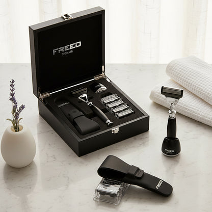 極致黑禮盒內有五刀式刮鬍刀組，FREED 客製化刻字。