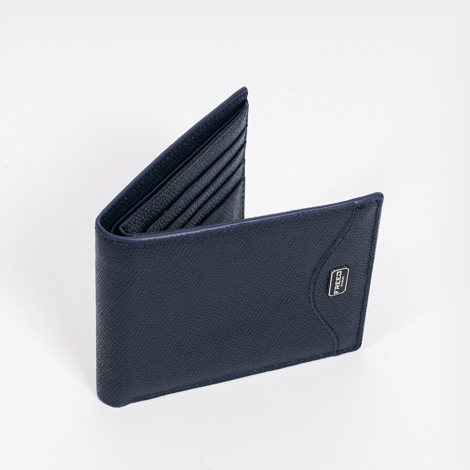 海軍藍Epsom粒面真皮短夾，特寫角度。FREED客製化刻字。