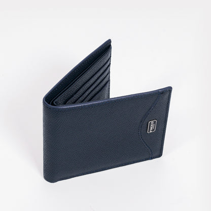 海軍藍Epsom粒面真皮短夾，特寫角度。FREED客製化刻字。