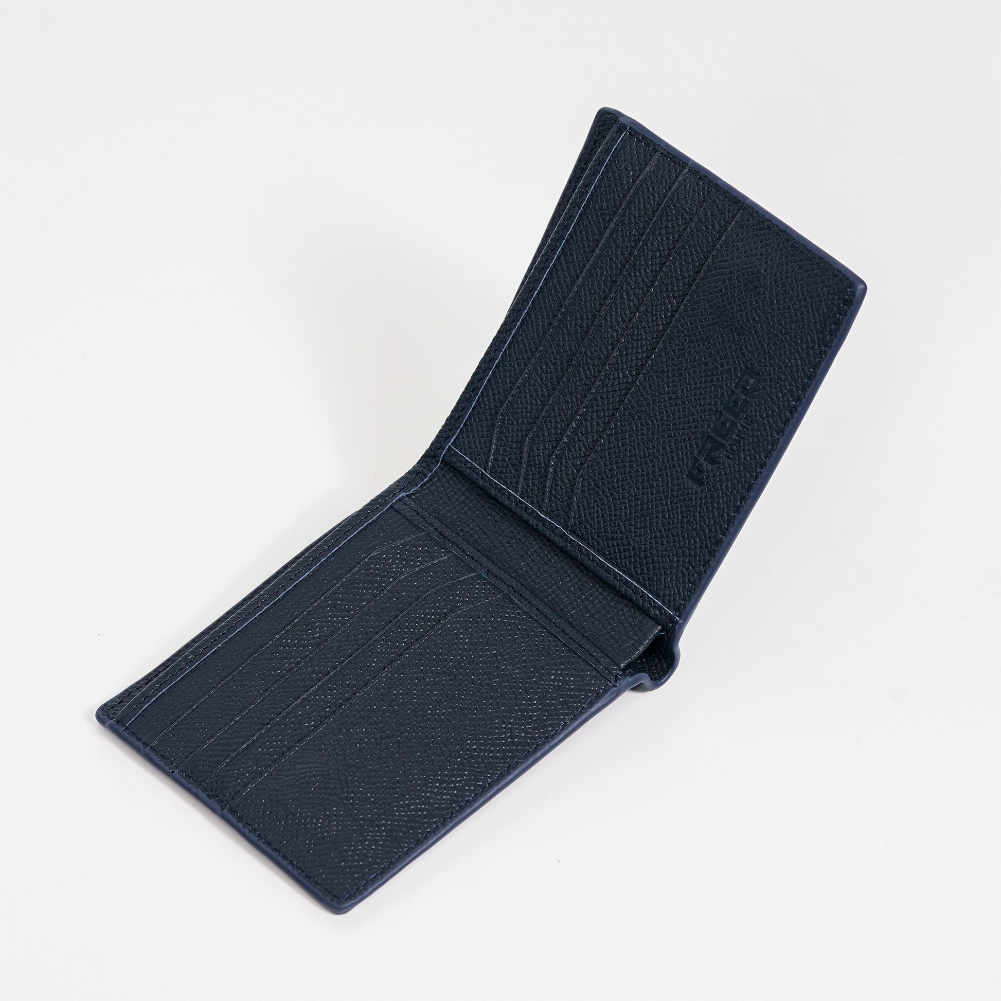 海軍藍Epsom真皮短夾，內部特寫，FREED客製化刻字。