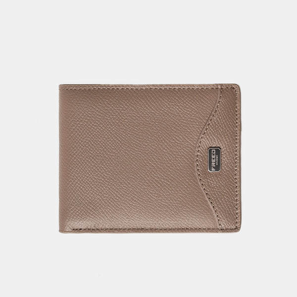 Epsom 粒面真皮，沙丘棕，正面俯視。FREED 客製化刻字。