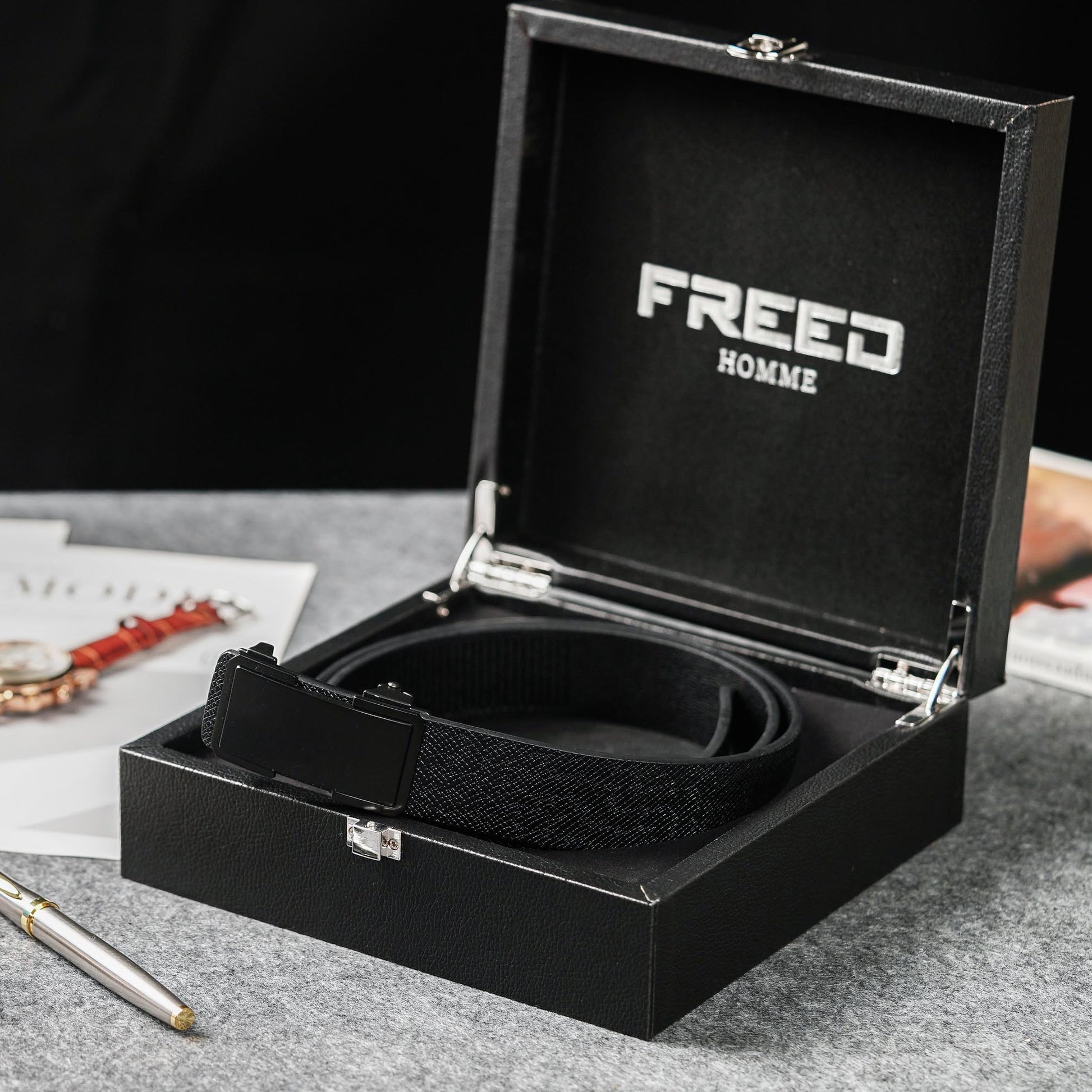 黑色頭層牛皮，皮帶盒展示，FREED 客製化刻字。