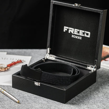 黑色頭層牛皮，皮帶盒展示，FREED 客製化刻字。