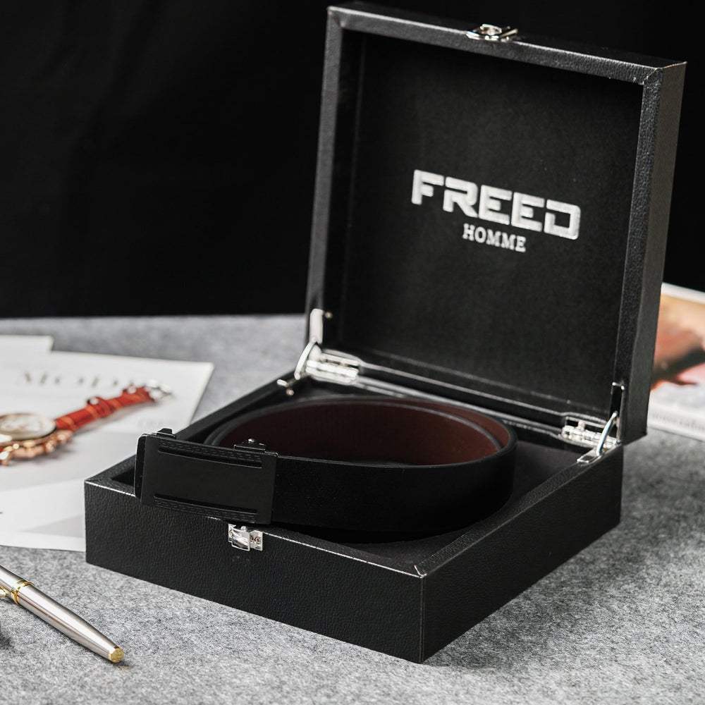 黑色頭層牛皮皮帶，禮盒展示，FREED客製化刻字。