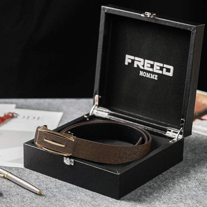 咖啡色頭層牛皮皮帶，金色方形釦，精緻禮盒，FREED 客製化刻字。
