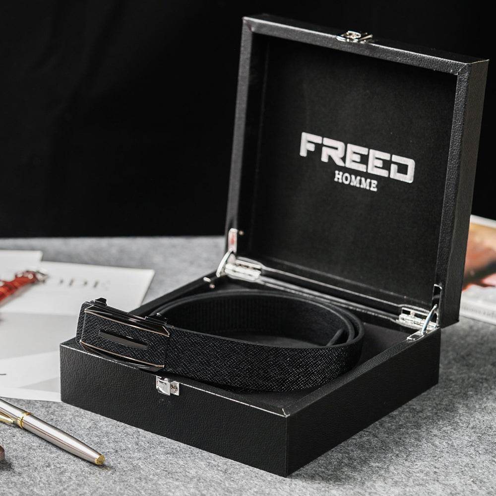 黑色頭層牛皮、仿蛇紋、金邊方形自動扣，FREED客製化刻字。