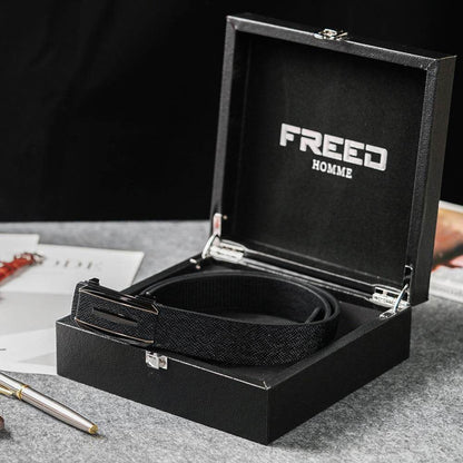 黑色頭層牛皮、仿蛇紋、金邊方形自動扣，FREED客製化刻字。