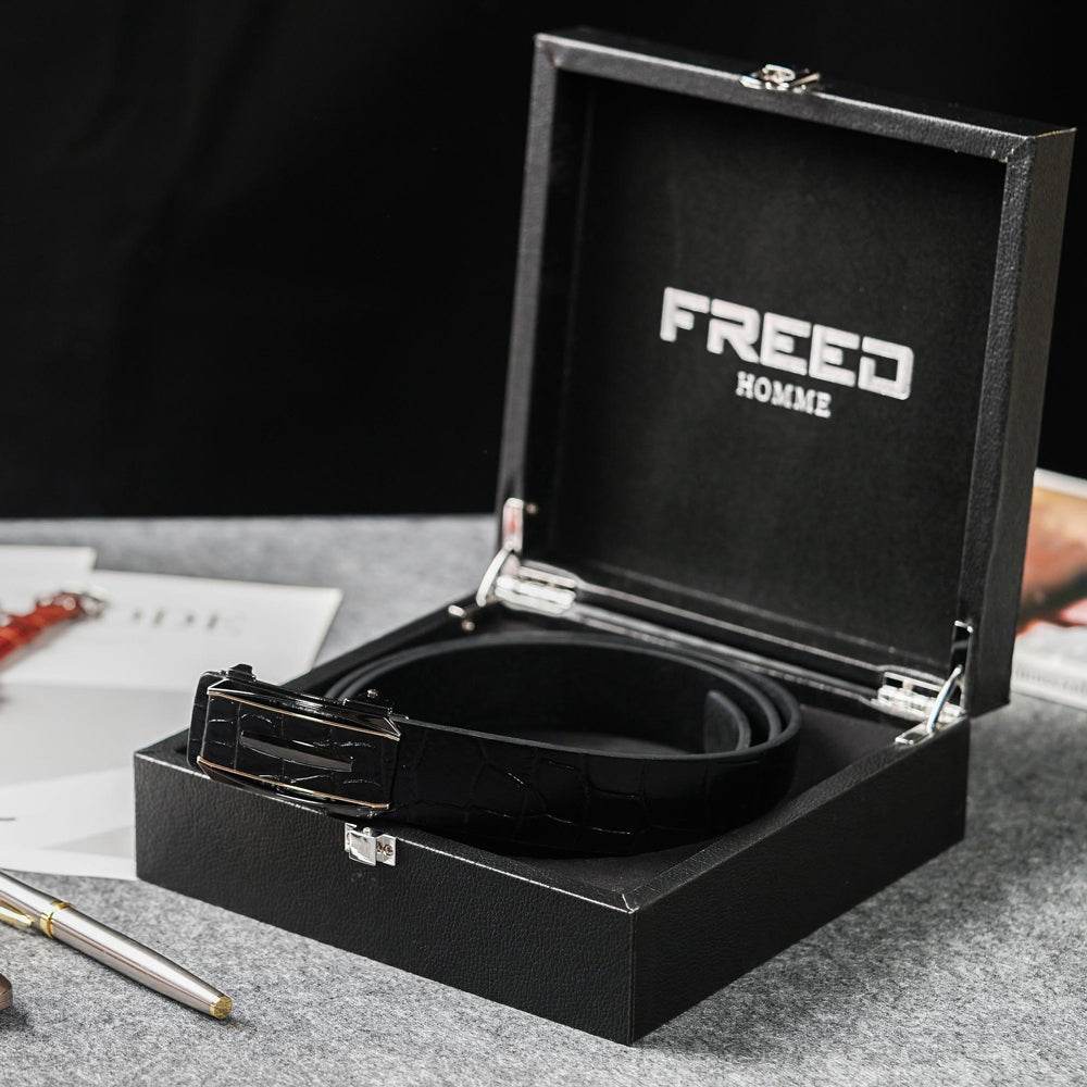 頭層牛皮黑皮帶，箱內特寫。FREED 客製化刻字。