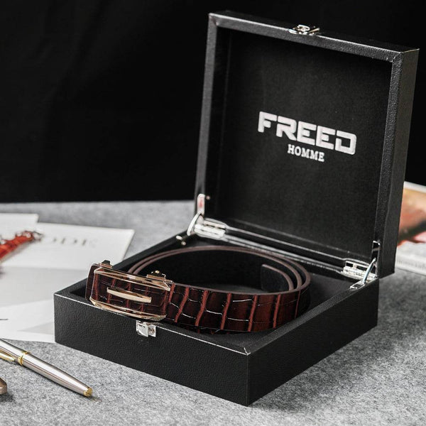 頭層牛皮咖啡色皮帶，箱子內側，FREED 客製化刻字。