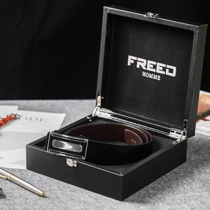 頭層牛皮黑色皮帶，方形金屬扣，側面視角，禮盒展示。FREED 客製化刻字。
