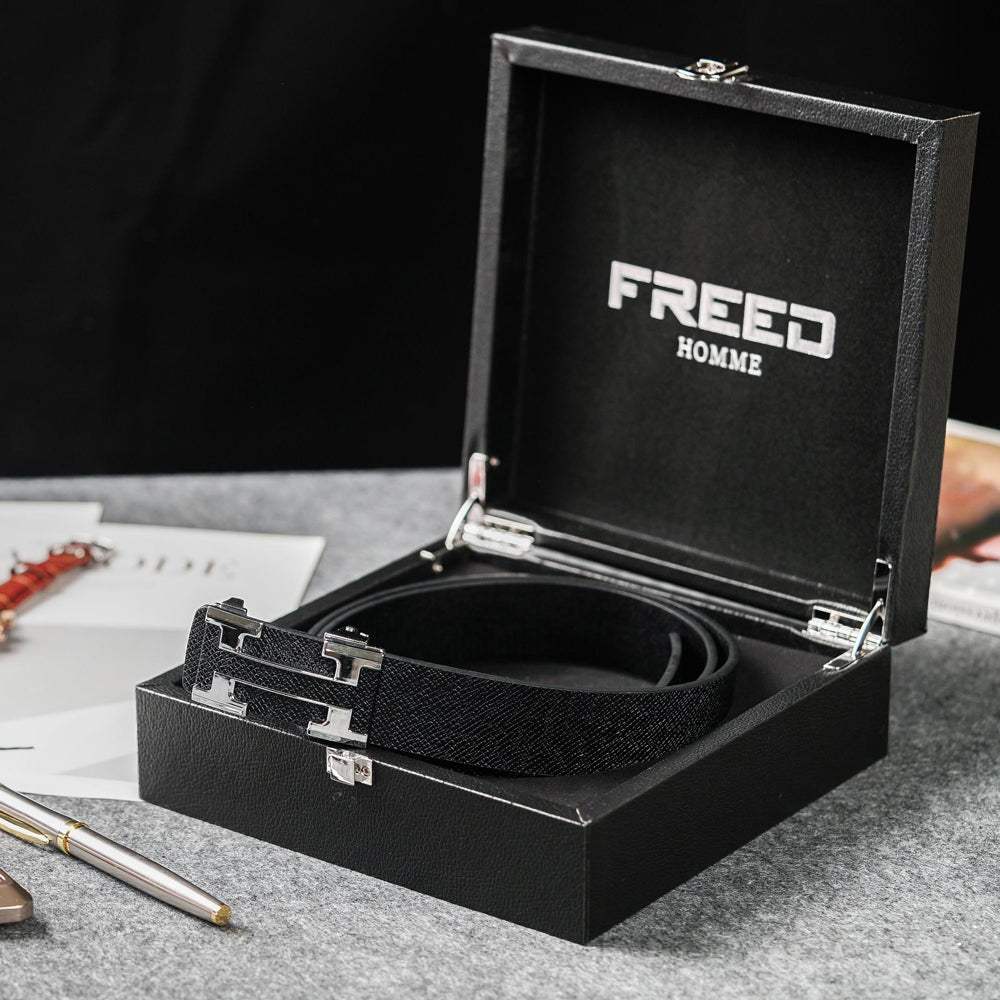 黑色頭層牛皮，斜角展示，精緻禮盒，FREED 客製化刻字。