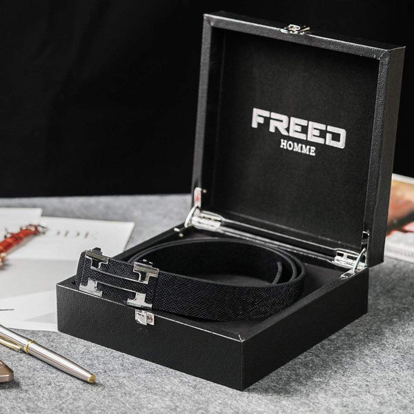 黑色頭層牛皮，斜角展示，精緻禮盒，FREED 客製化刻字。