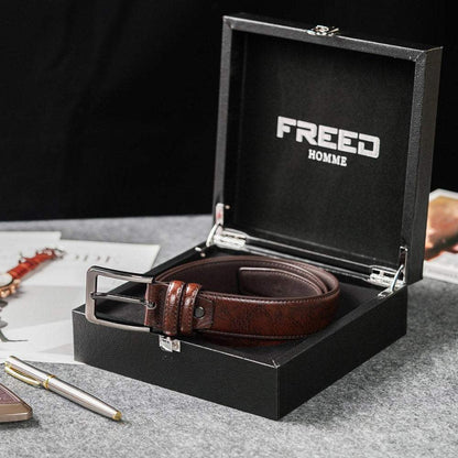 頭層牛皮咖啡色皮帶，從禮盒內側面角度，FREED 客製化刻字。