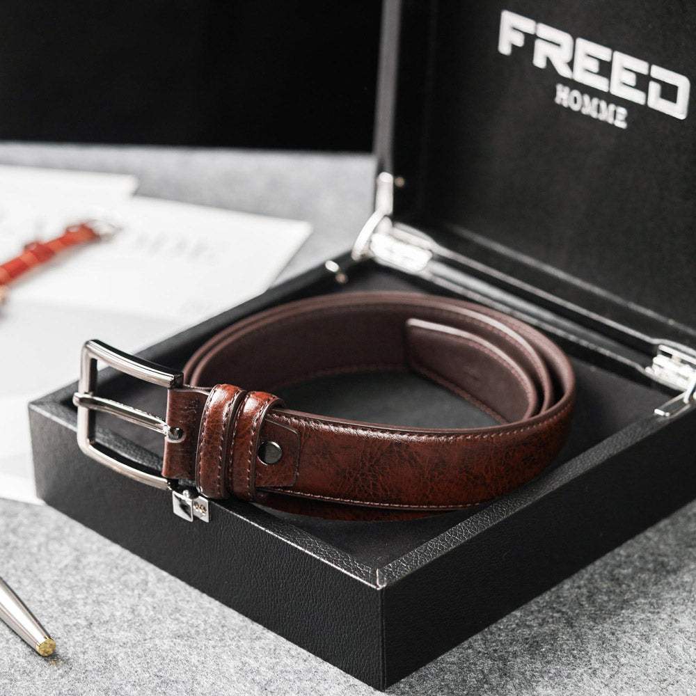 頭層牛皮咖啡色皮帶，展現精緻工藝，FREED 客製化刻字。