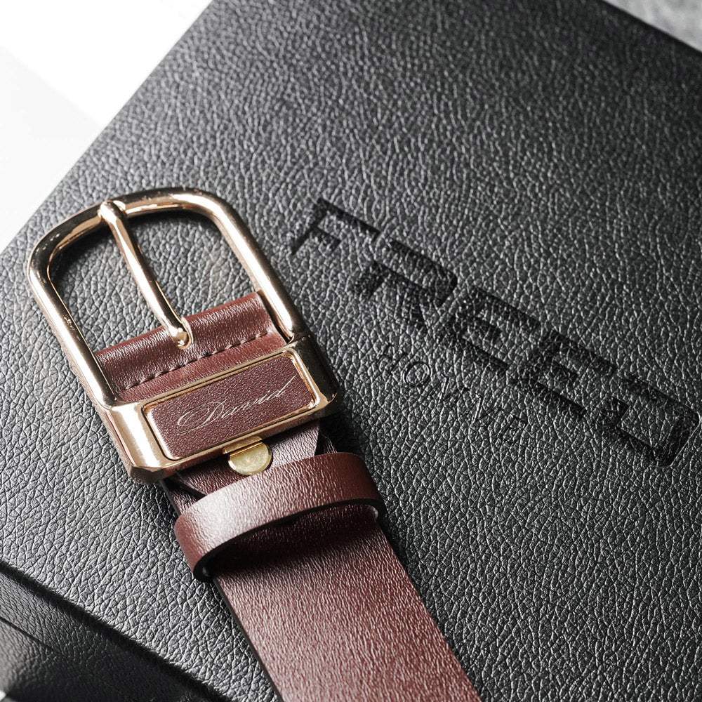 頭層牛皮咖啡色皮帶，特寫金屬馬蹄扣，FREED 客製化刻字。