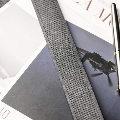 頭層牛皮，咖啡色，俯視角度，置於雜誌與筆旁。FREED 客製化刻字。