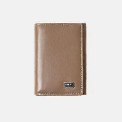 納帕真皮沙丘棕三折短夾，正面照。FREED 客製化刻字。