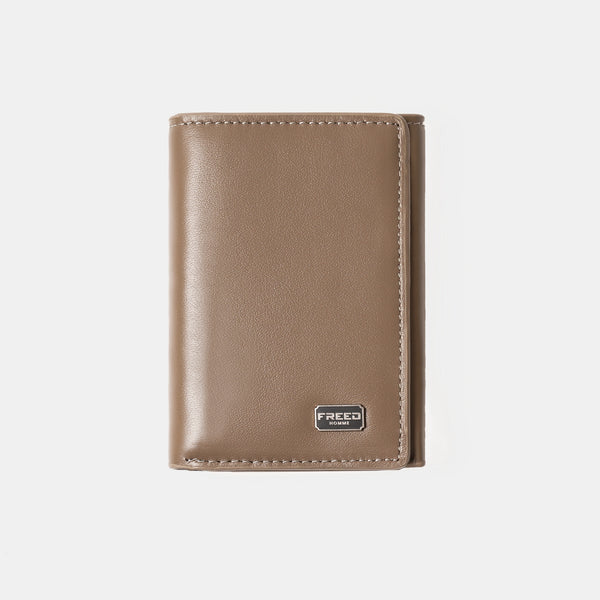 納帕真皮沙丘棕三折短夾，正面照。FREED 客製化刻字。