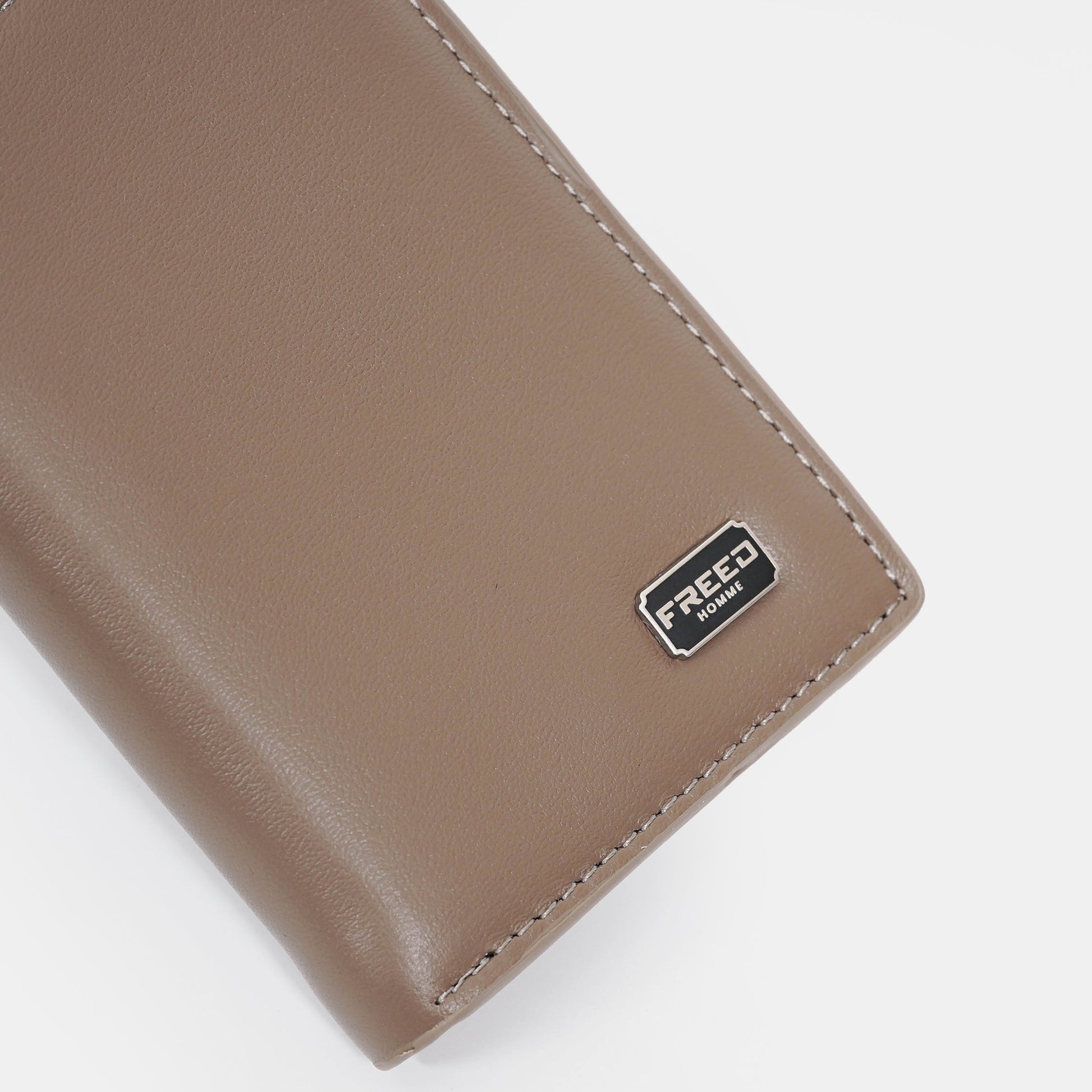 極潤納帕真皮，沙丘棕，近拍特寫，FREED 客製化刻字