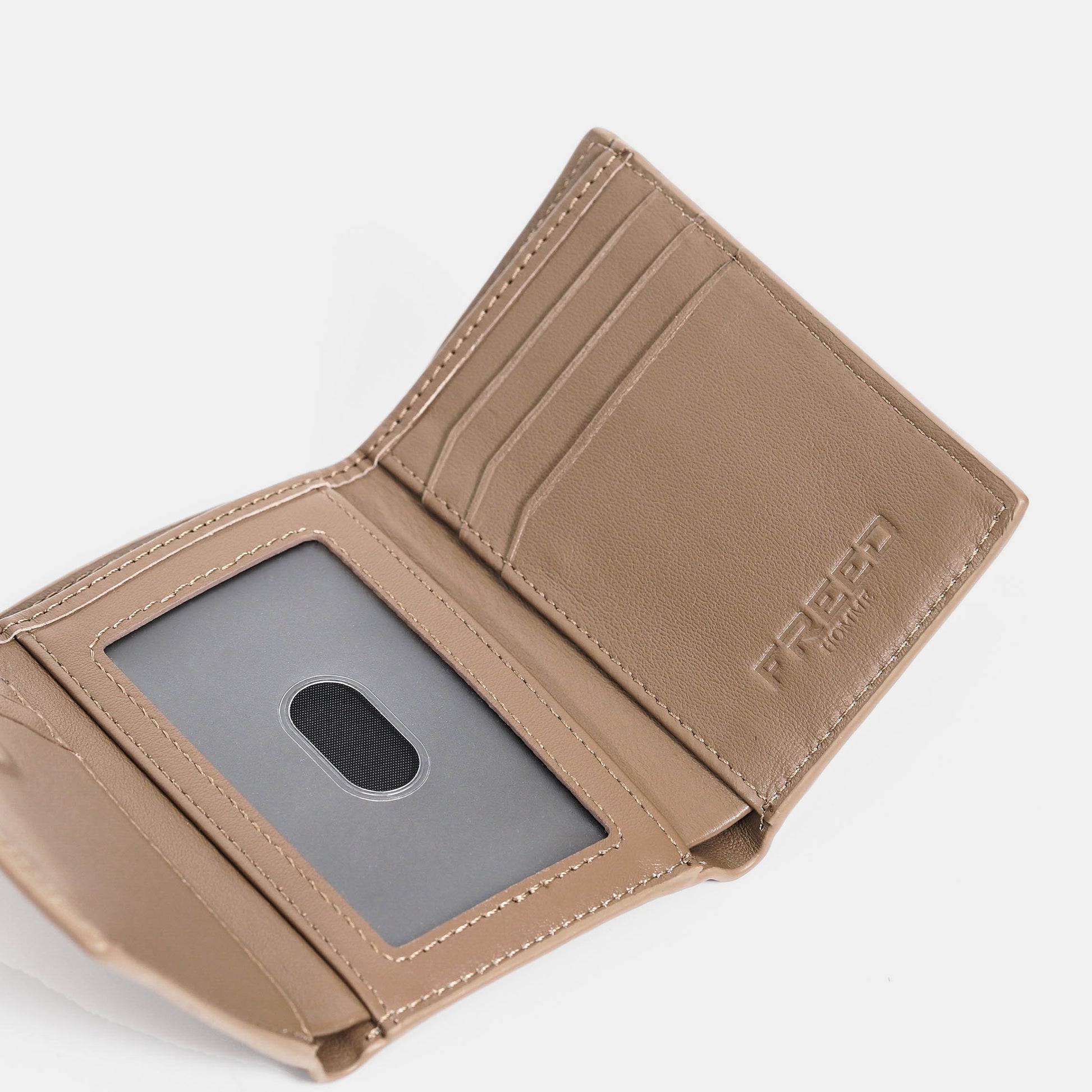 紳士極潤沙丘棕Nappa真皮短夾，內裡卡夾特寫。FREED客製化刻字。