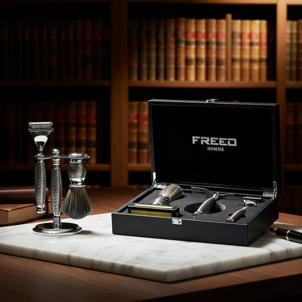 鍍鎳浮雕刮鬍刀組，置於書房場景，展現尊貴品味。FREED 客製化刻字。