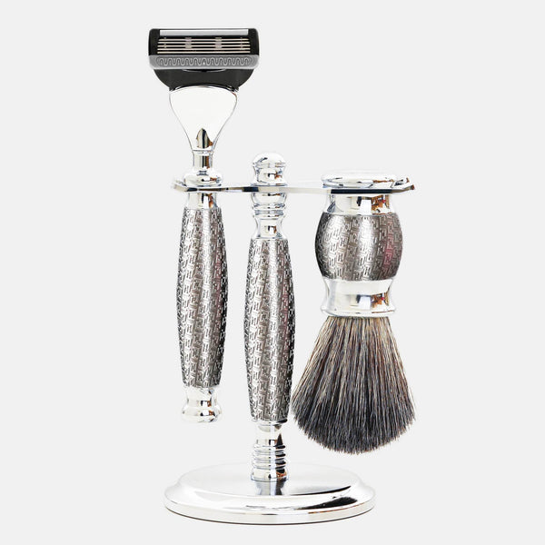 全銀浮雕，展現質感。FREED 客製化刻字。