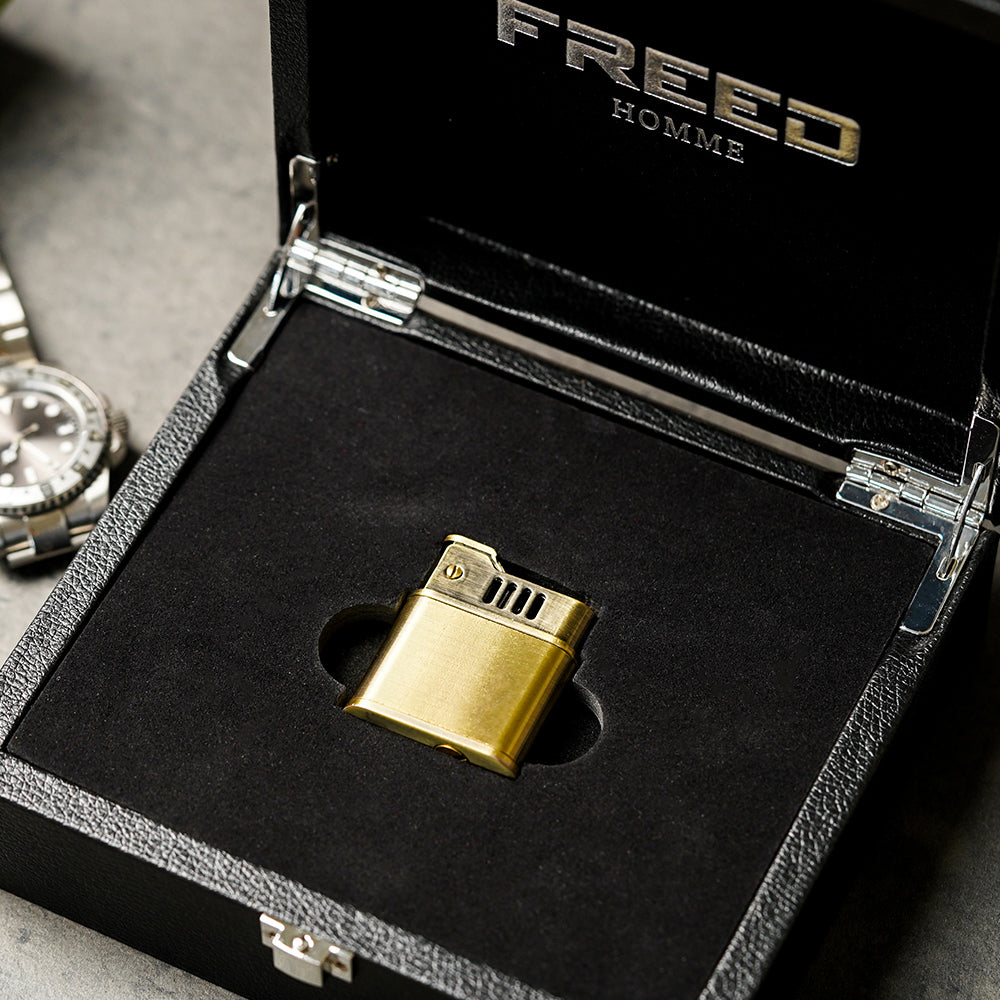 復古金色拉絲銅殼，近拍，禮盒內。FREED 客製化刻字。