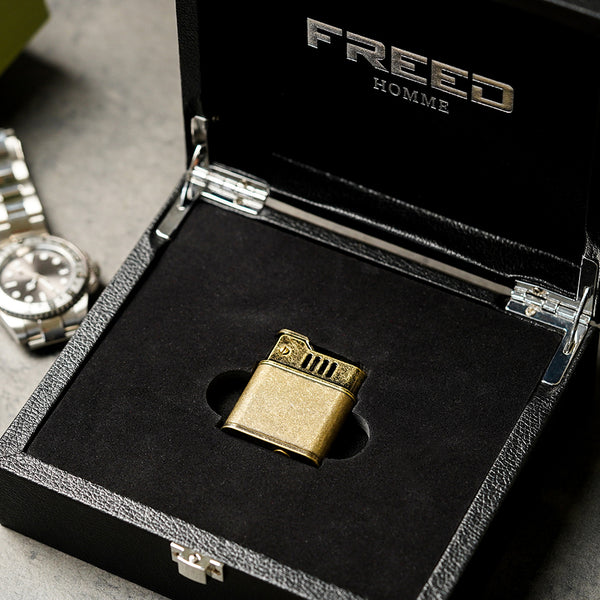 復古刷舊金色銅殼，近拍角度，裝於禮盒內。FREED 客製化刻字。