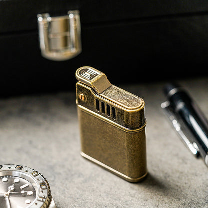 復古刷舊金色滾花銅殼，側邊角度，質感場景。FREED 客製化刻字。