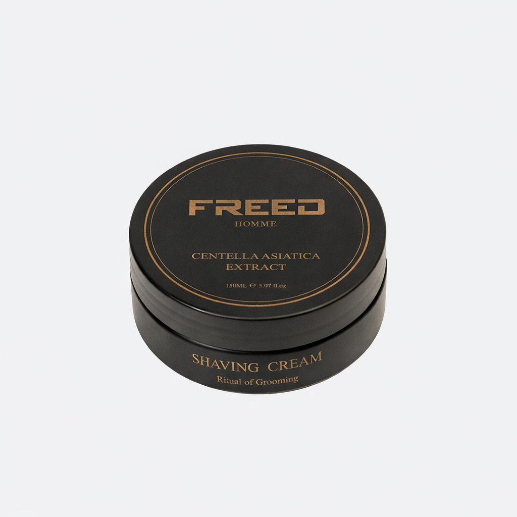 黑蓋罐身，傾斜角度，純白背景。FREED 客製化刻字。