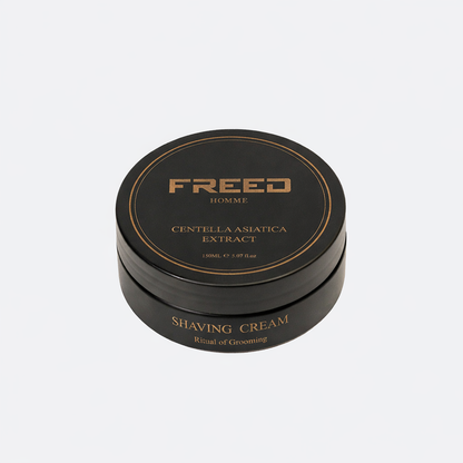 黑蓋罐身，傾斜角度，純白背景。FREED 客製化刻字。