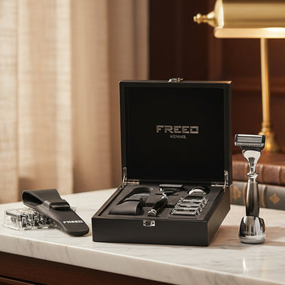 尊爵刮鬍刀禮盒，黑皮革內襯，含多配件。FREED 客製化刻字。