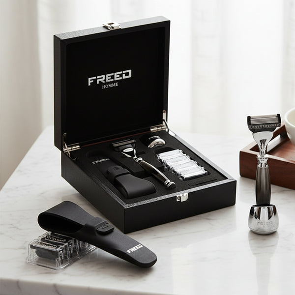 尊爵四件組刮鬍刀禮盒，黑色木質，銀色金屬。FREED 客製化刻字。