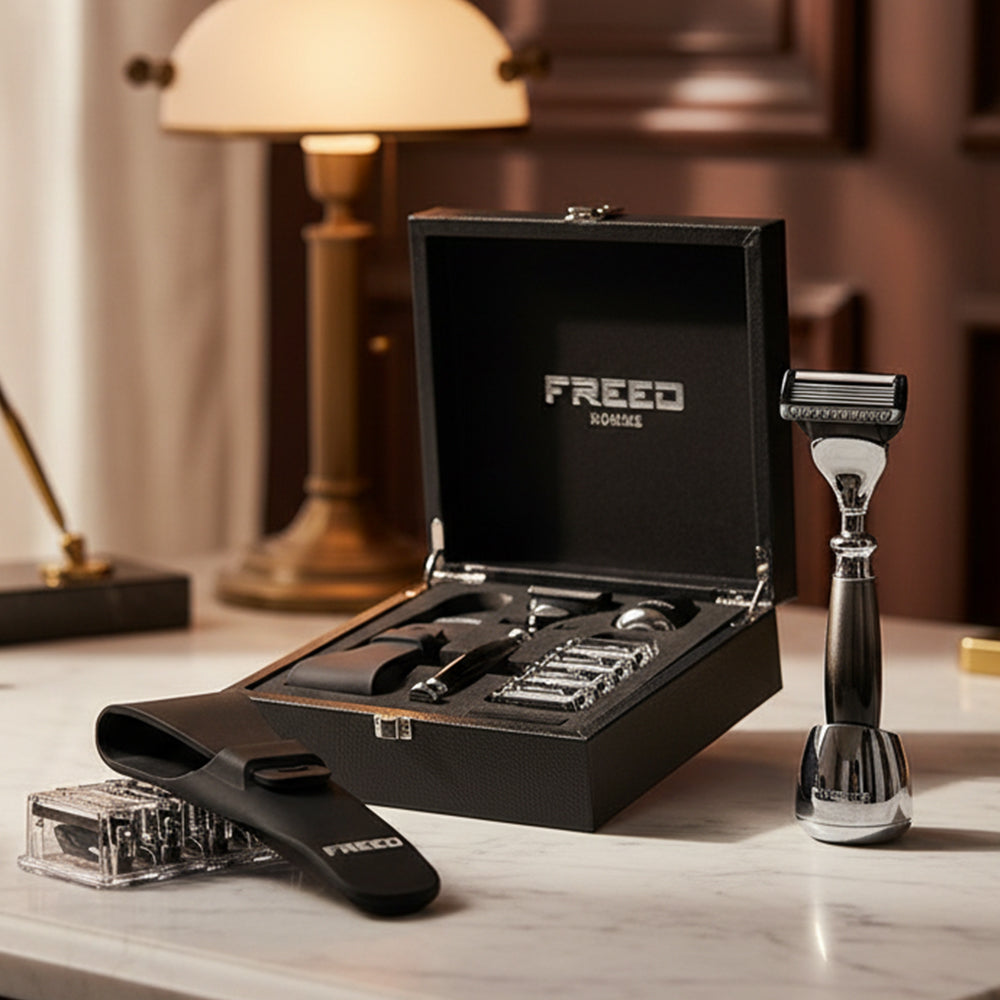 黑盒子內含尊爵刮鬍刀組，FREED 客製化刻字。