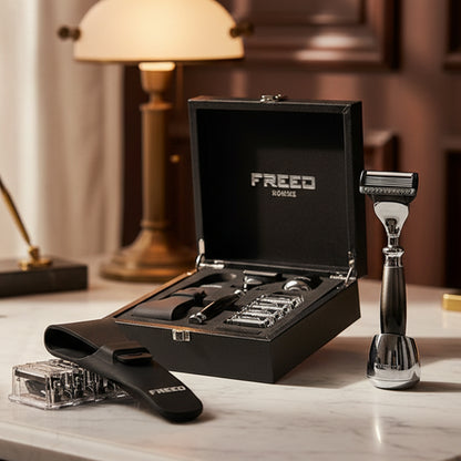 黑盒子內含尊爵刮鬍刀組，FREED 客製化刻字。
