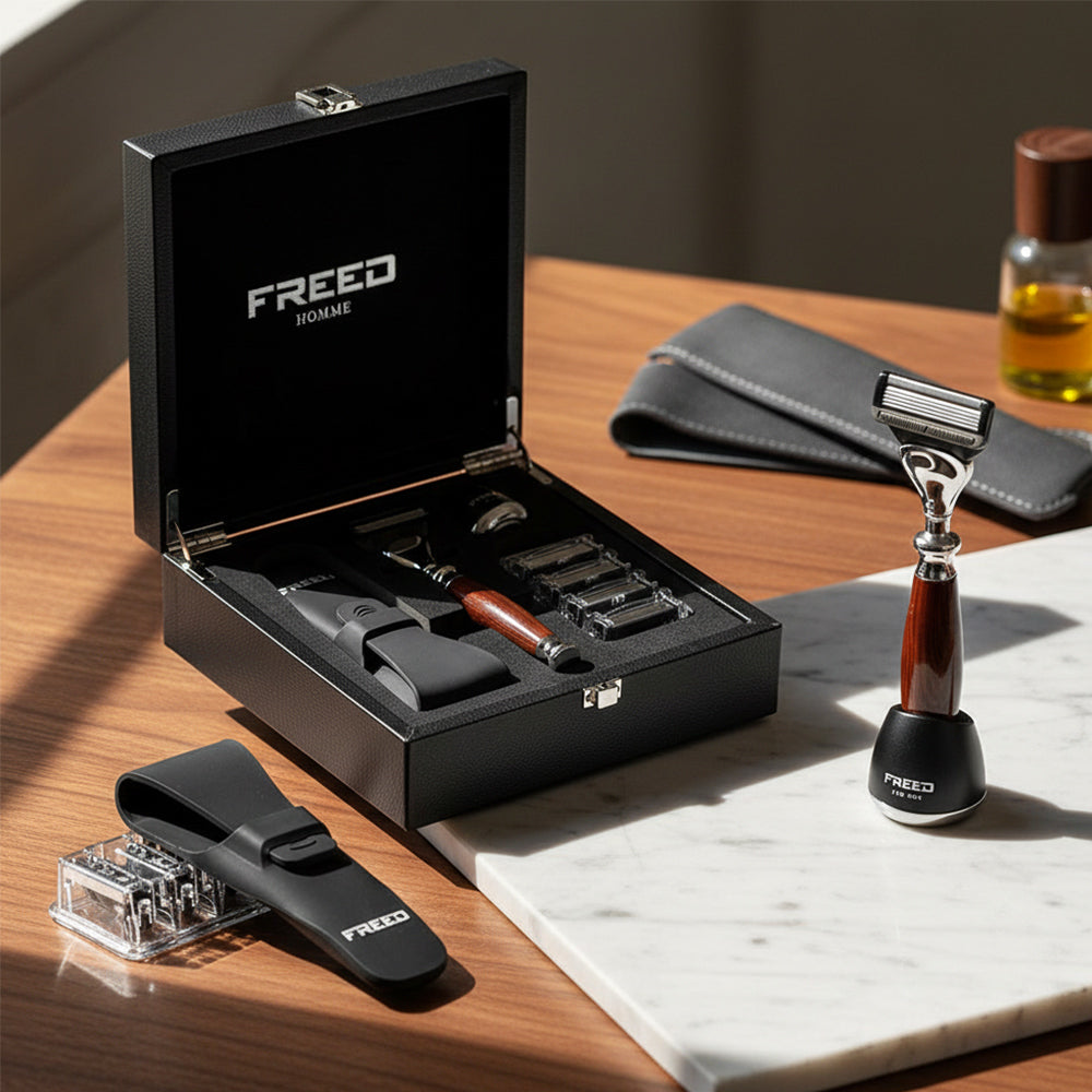 尊爵刮鬍刀禮盒，仿紫紅檀木手柄，FREED 客製化刻字。