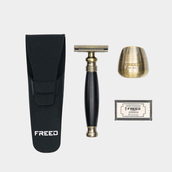 古銅色雙刃刮鬍刀，搭配極致黑手把。FREED 客製化刻字。