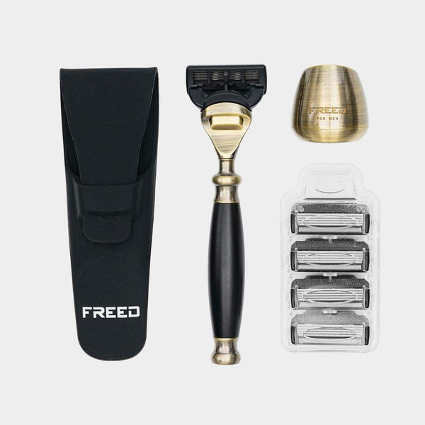 古銅金屬與黑色，五刀式刮鬍刀，展現尊爵品味。FREED 客製化刻字。
