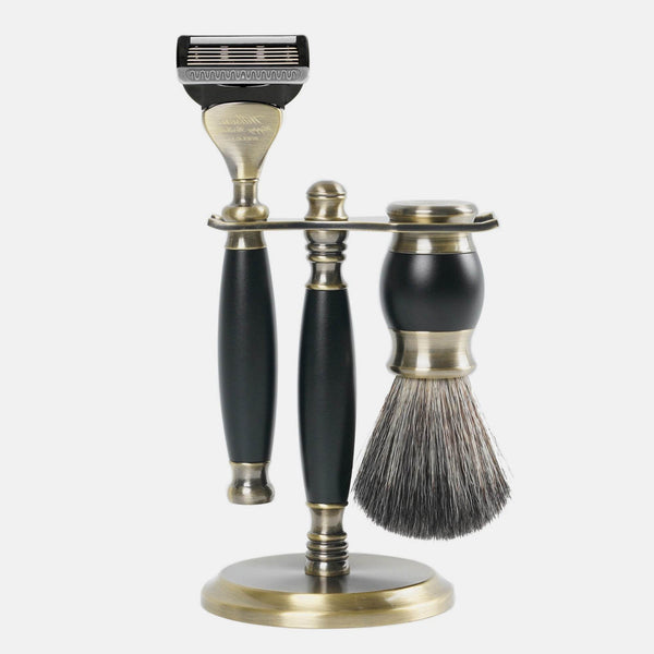 古銅色檯架，搭配極緻黑刮鬍刀，FREED 客製化刻字。
