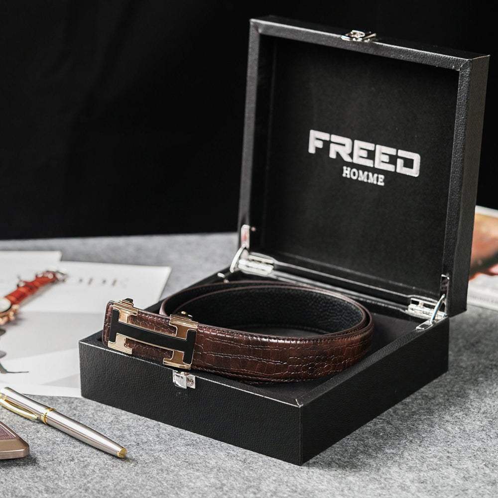 頭層牛皮棕色皮帶，H型金屬釦，展示於禮盒中。FREED 客製化刻字。