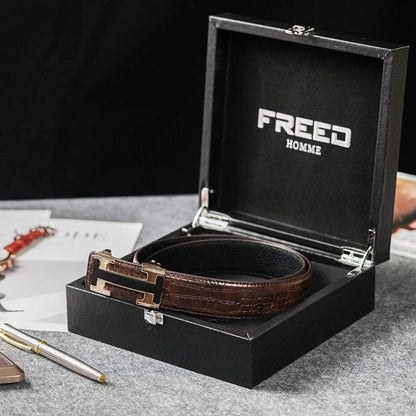 頭層牛皮棕色皮帶，H型金屬釦，展示於禮盒中。FREED 客製化刻字。