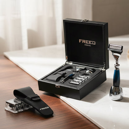 銀河藍刮鬍刀禮盒，黑色皮革包裝，FREED 客製化刻字。